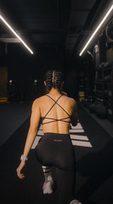 Aria Bra and Kyro Leggings in black, in the gym
